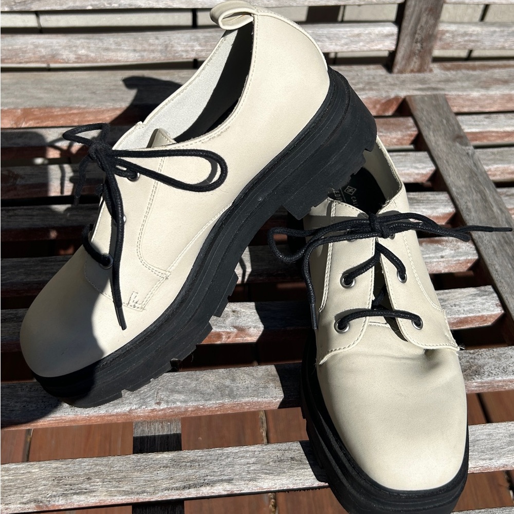 Women’s Super Cute Lace-up Tan Oxfords